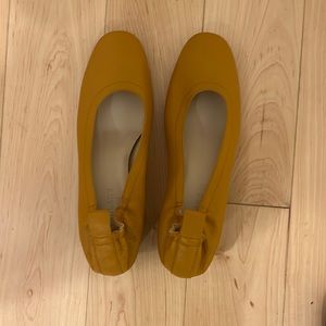 Everlane day heel, size 7, in the color honey stacked. Heel is 2 inches.